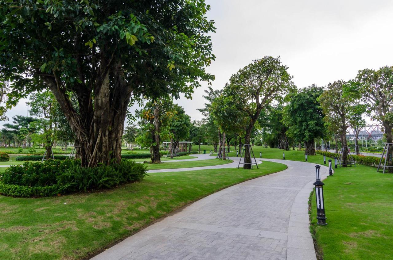 Luxury Vinhomes Central Park Humi Apartment Хошимин Экстерьер фото
